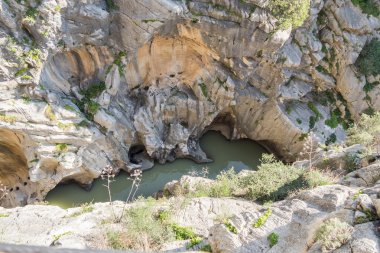 Kaya oluşumları nehre (Caminito del Rey, Malaga)