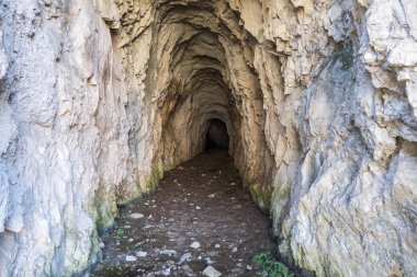 Dağlar derin, karanlık mağarada