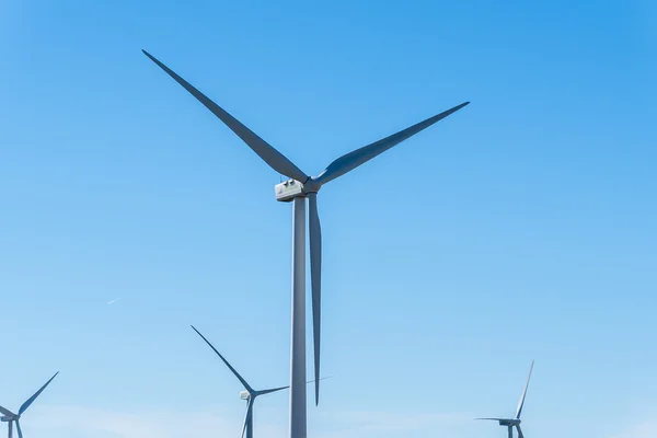 Větrné elektrárny pro výrobu elektrické energie, úsporný, větrná turbína — Stock fotografie
