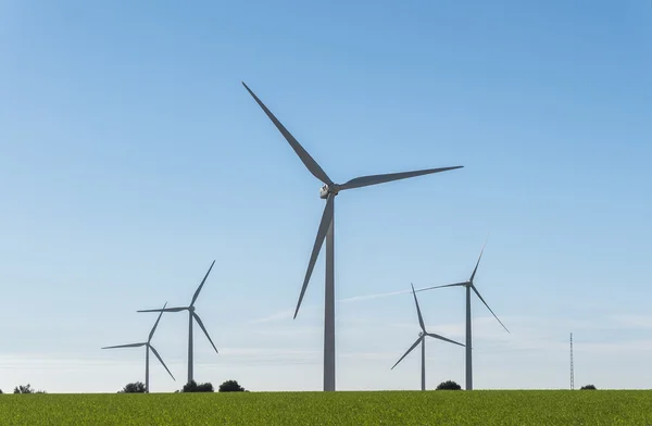 Moulins à vent pour la production d'énergie électrique, éco-énergie, éolienne — Photo