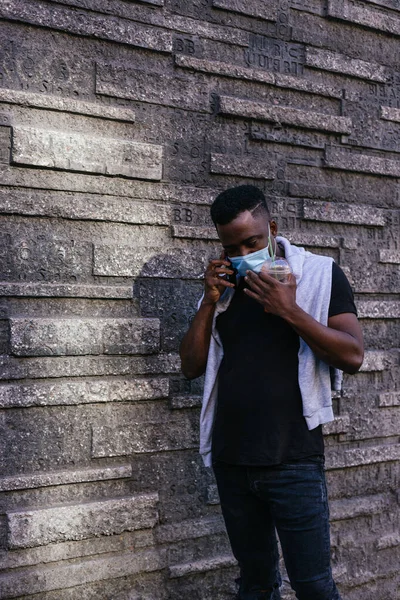 Taş kalpli Afro-Amerikan telefonda konuşuyor.