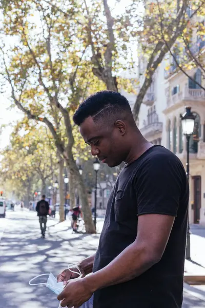 Barselona sokaklarına Afrika kökenli Amerikalı. 19 numaralı maske takıyor.