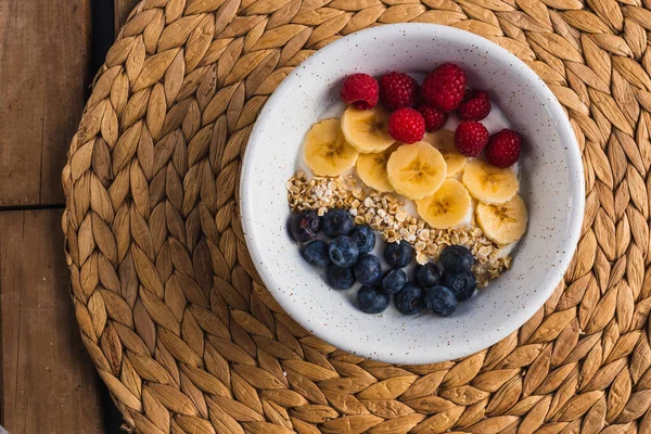Kahvaltıda yabanmersini, ahududu, muz, yulaf ve yoğurt gibi sağlıklı meyveler yenir.