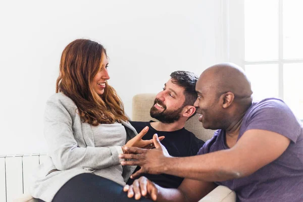 Üç ırklar arası arkadaş birlikte bir öğleden sonra eğleniyor ve konuşuyorlar, hepsi bir arabada otururken.