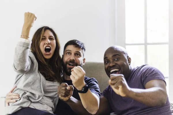 Irklar arası ve karışık gruplar aynı yerde eğlendikleri takımları izlerken.