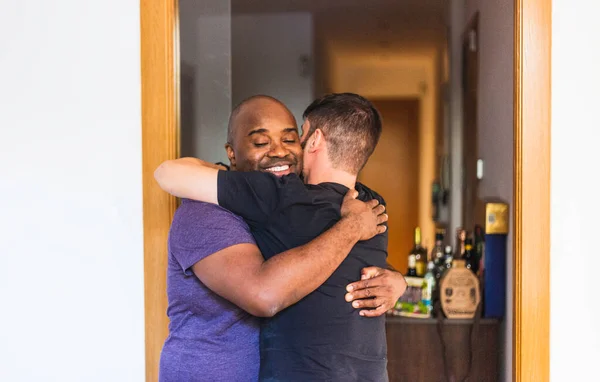 İki ırklar arası arkadaş çok mutlu bir şekilde sarılıyor.