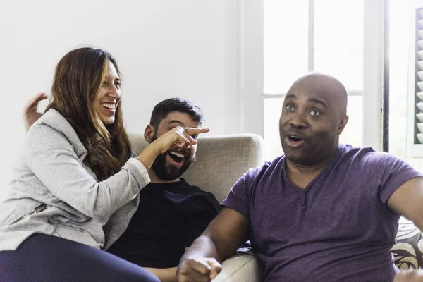 Farklı yerlerden gelen bir grup insan ırklar arası bir grup sohbet ediyor ve gülüyor ve eğleniyor ve siyah adam şaşırıyor.