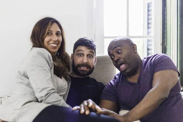 Üç ırklar arası arkadaş komik şeyler yaparken birlikte eğleniyorlar. Hepsi bir arabada oturuyor.