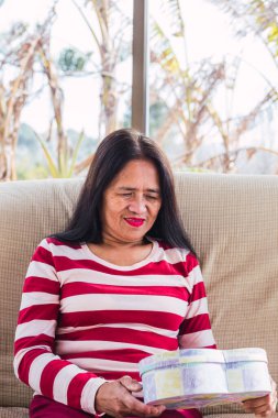 Çok mutlu Asyalı kız sevgililer günü hediyesine bakıyor.