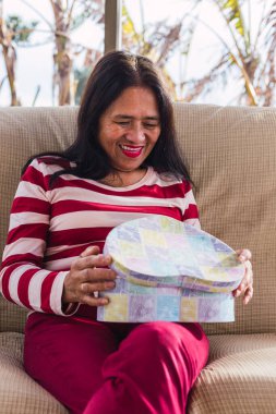 Asyalı kadınlar sevgililer günü hediyesi yüzünden çok mutlu.