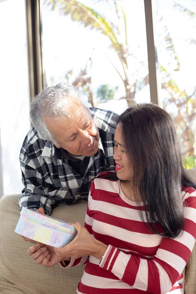Sevgililer gününde yaşlı bir çift birbirlerini öpmek üzereler.