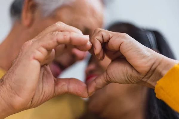 Tanımlanamayan yaşlı bir çiftin kalp ameliyatına giriyoruz.