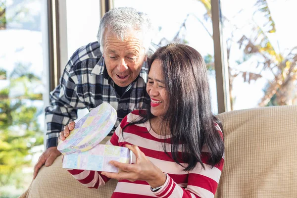 Sevgililer gününde harika bir sürprizle yaşlı bir çift