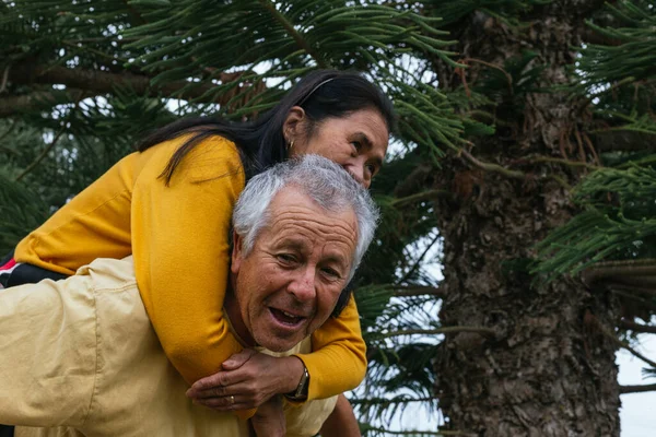 Irklar arası mutlu çift birlikte eğleniyor.