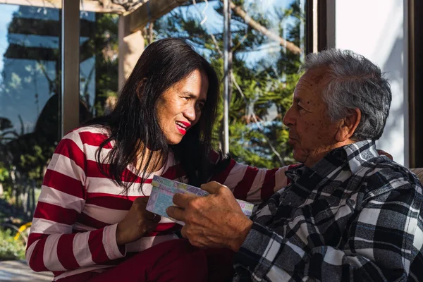 Sevgililer Günü 'nde yaşlı bir ırklar arası çift hediyeler veriyor.