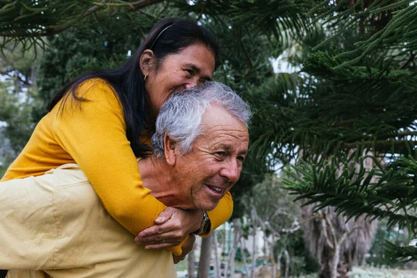 Sevgililer gününde yaşlı bir çift iyi vakit geçiriyor.