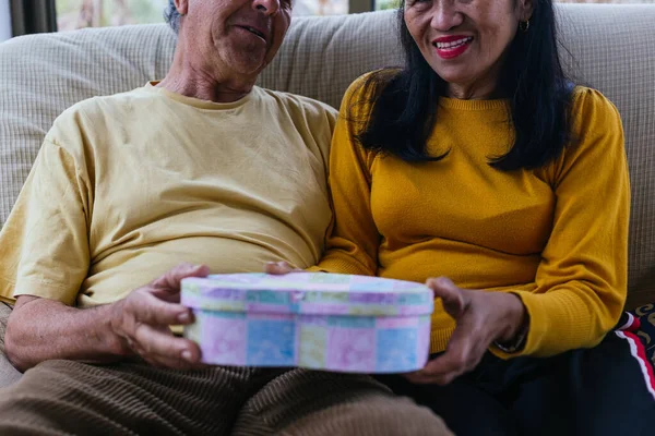 Tanınmayan orta yaşlı bir çift hediye veriyor.