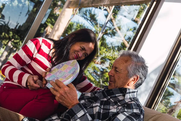 Sevgililer Günü 'nde hediyelerle ırklar arası mutlu çiftler.