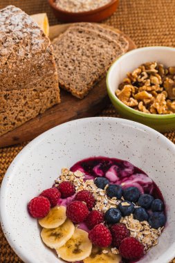 Sağlıklı kahvaltıyı yoğurtlu meyve kasesiyle kapat.