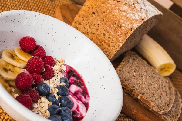 Sağlıklı kahvaltıyı yoğurtlu meyve kasesiyle kapat.