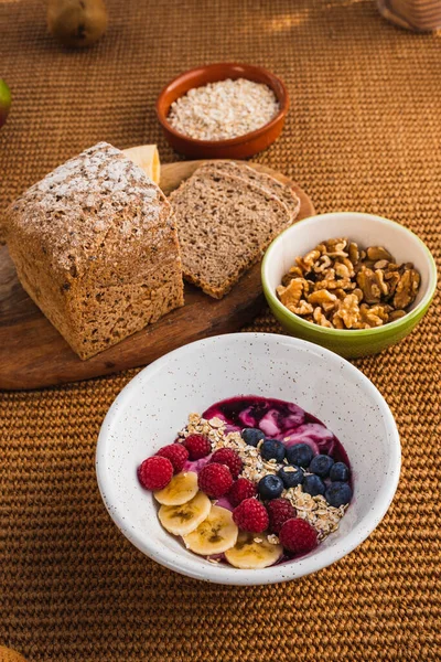 Cevizli, yoğurtlu ve kahverengi ekmekli zengin kahvaltı.