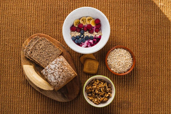 Yakışıklı, sağlıklı ve çoklu vitaminli kahvaltı.