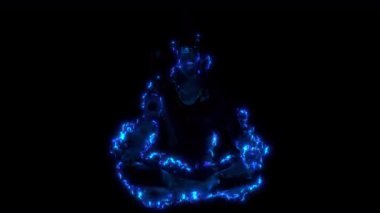 Mavi enerji akımlarıyla çevrili parıldayan Shiva figürü, içsel gücü, ruhani dönüşümü ve kozmik bilinci sembolize ediyor, kusursuz meditasyon döngüleri için tasarlanmış, iç içe geçmiş VJ 'leri ve çevresel VJ' leri simgeliyor.