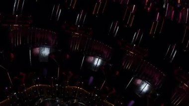 Hipnotik dairesel hareket ve kaleydoskop simetrisiyle dönen soyut mandala, kutsal geometriden esinlenen psikedelik görsel döngü, meditasyon odağı, dalgın arka planlar, müzik görselleri ve dönen dijital kalıplar için ideal