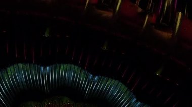 Derin radyal simetri ve kaleydoskop hareketine sahip dönen sinematik mandala, soyut psikedelik dönüş kutsal geometriden esinlenerek ve meditasyon odaklı, görsel akış ve hareket tabanlı arka planlar için tasarlanmış görsel bir döngü oluşturur.