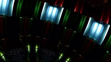 Rahatlatıcı bir arka plan ortamı olarak tasarlanmış 360 dönmeli mandala, pürüzsüz dairesel simetri ve nazik hareket oturma odaları ve sağlık alanları için sakin bir atmosfer yaratıyor