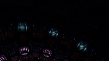 Nazikçe dönen hareketli ve yumuşak dekoratif geometrisi olan 360 mandala, oturma odaları için sakin bir ortam ortamı yaratıyor, bekleme alanları ve refah içleri