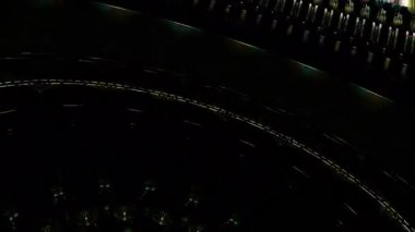 360 panoramik uzayda barışçıl dönen mandala, yumuşak simetrik geometri ev dekorları için uygun rahatlatıcı bir ortam döngüsü yaratıyor ve sakinleştirici sağlıklılık ortamları