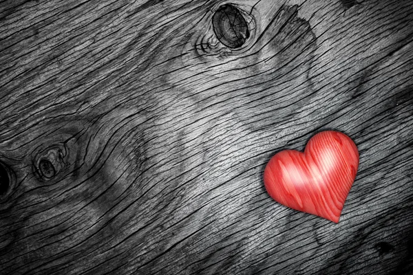 Деревянное сердце изолировано на деревянном полу — стоковое фото