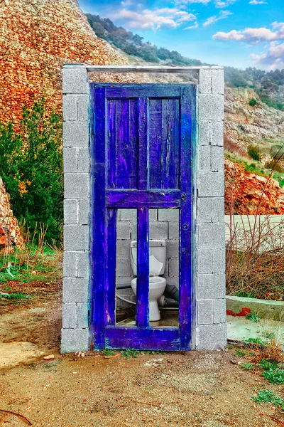 Yıkılan binanın eski kapı