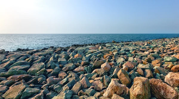 Gekleurde grote stenen op het strand — Stockfoto