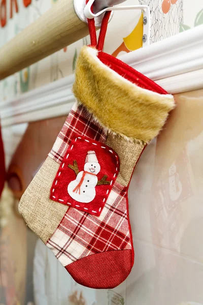 Kırmızı Noel çorap duvarda asılı