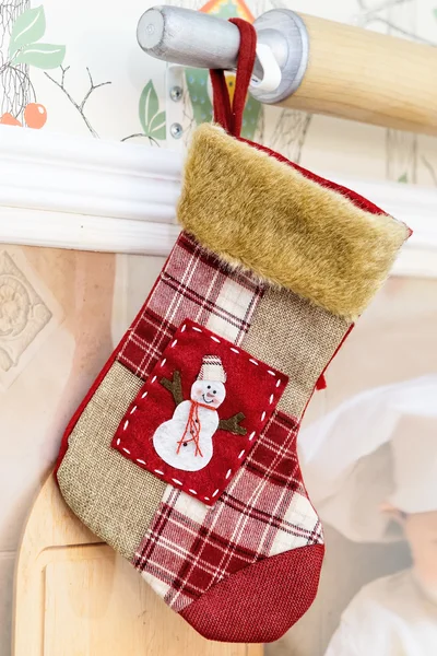 Kırmızı Noel çorap duvarda asılı