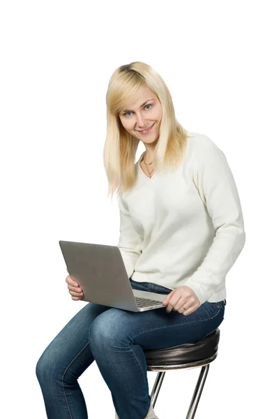 Yüksek sandalye oturma iş kadını ve inşaat üstünde laptop