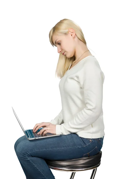 Yüksek sandalye oturma iş kadını ve inşaat üstünde laptop