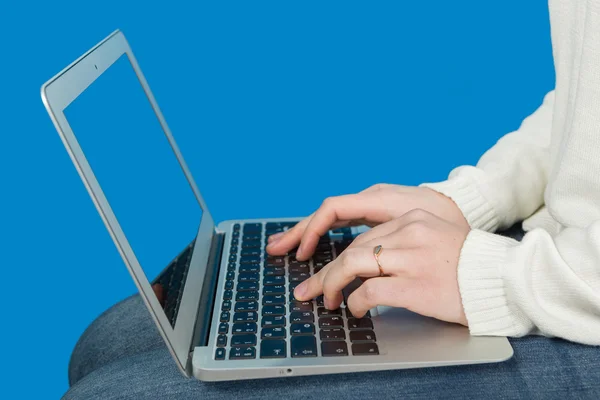 Man hand on laptop keyboard — Stock Photo, Image