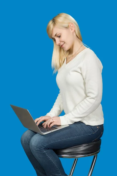 Business woman sitting a high chair and works on the laptop — Stock Photo, Image