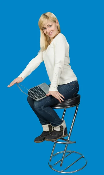 Business woman sitting a high chair and works on the laptop — Stock Photo, Image