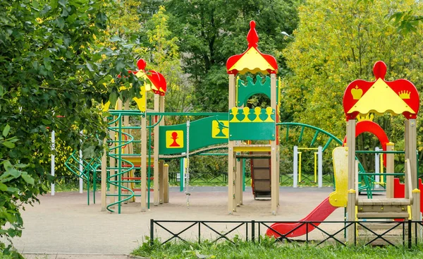 Miasto Puste Plac Zabaw Parku Letnim Jasnym Wzorem Figurek Szachowych — Zdjęcie stockowe