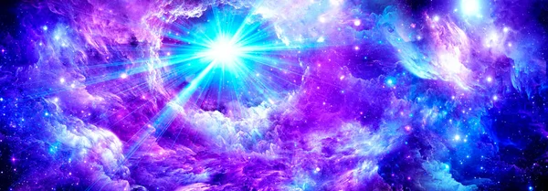 Kosmische paarse achtergrond met heldere sterren en nevels Stockfoto