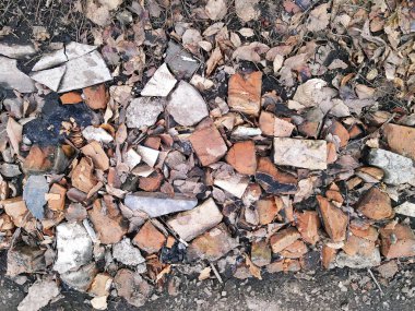 Tuğla döküntüsü kalıntıları.