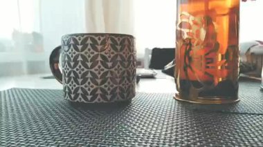 Adam Fransız presinden bir fincana çay dolduruyor.