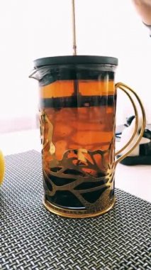 Masada çay olan bir adam, makineye bastı.