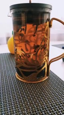 Masada çay olan Fransız presi.