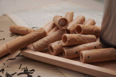 Tanga Muan, Tayland tatlısı, atıştırmalık olarak un, hindistan cevizi sütü ve yumurtadan yapılmış ahşap bir tabakta, atmosferde, klasik tarzda..