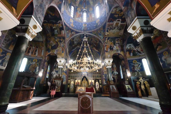 聖サヴァ教会 インテリア シャンデリアとブルーフレスコ画 ベオグラード セルビア — ストック写真